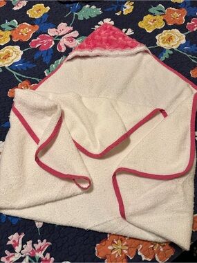 Baby-Toddler hooded bath towel, white and dark pink